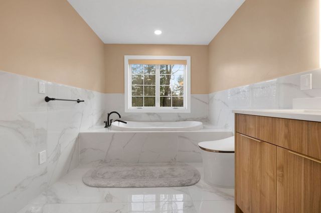60 Shufelt Rd, Walpole, MA 02071