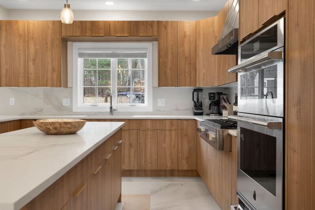 60 Shufelt Rd, Walpole, MA 02071