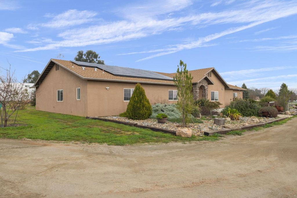 Image 2 of property listing at 36685 Avenue 15, Madera, CA 93636
