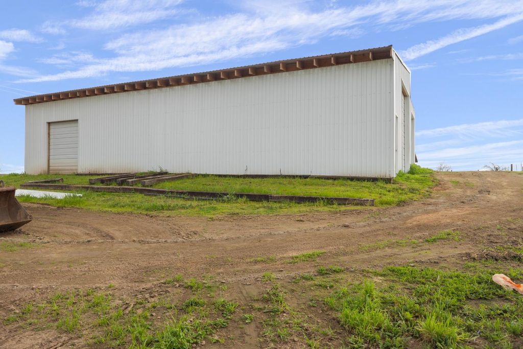 Image 40 of property listing at 36685 Avenue 15, Madera, CA 93636