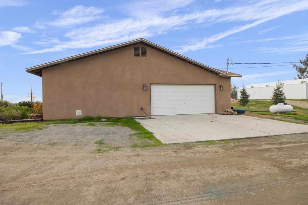 Image 6 of property listing at 36685 Avenue 15, Madera, CA 93636