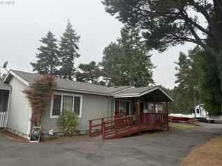 555 N 8TH St, Lakeside, OR 97449