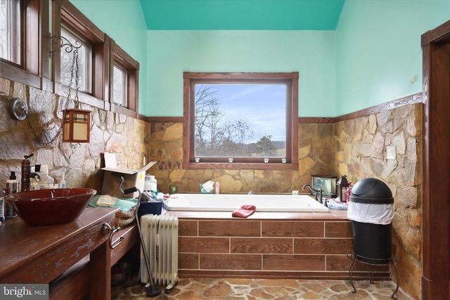 1052 OPEQUON LN, Kearneysville, WV 25430