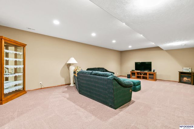 16318 R Street, Omaha, NE 68135