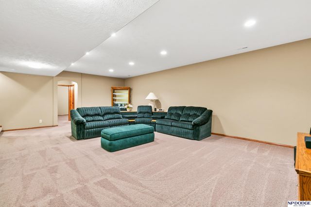 16318 R Street, Omaha, NE 68135