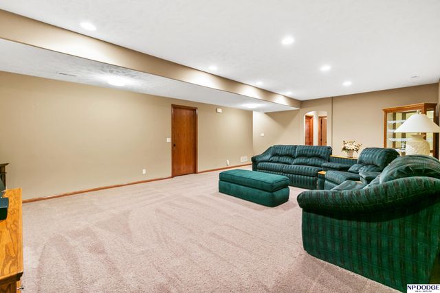 16318 R Street, Omaha, NE 68135