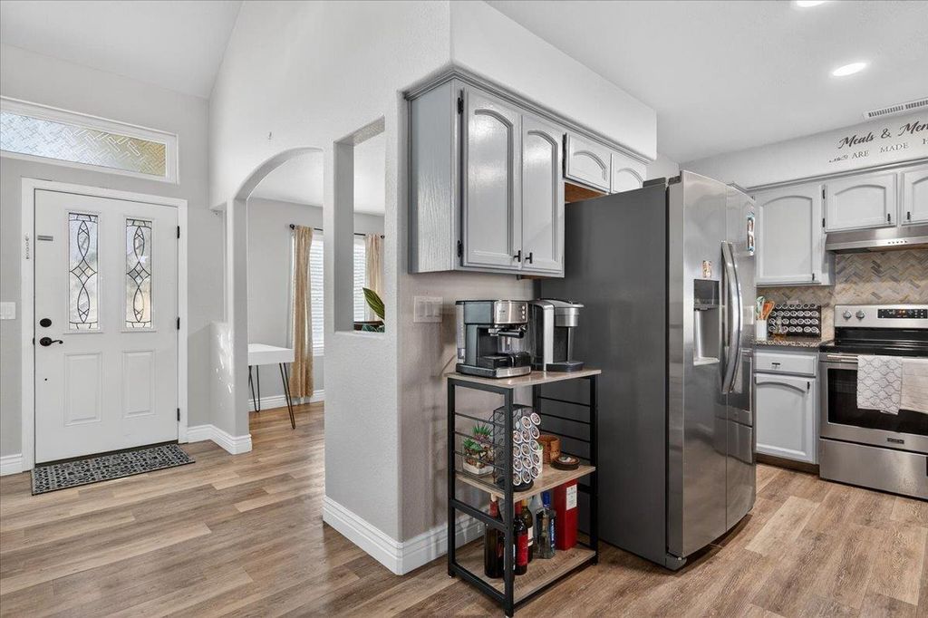 Image 10 of property listing at 8416 N Sharon Avenue, Fresno, CA 93720