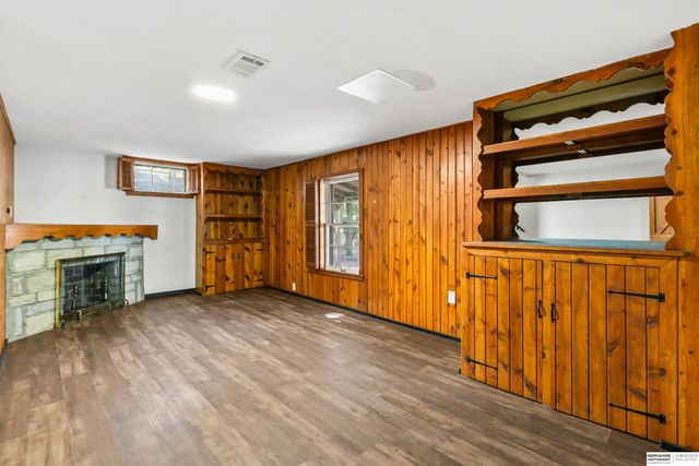 2006 Harlan Drive, Bellevue, NE 68005