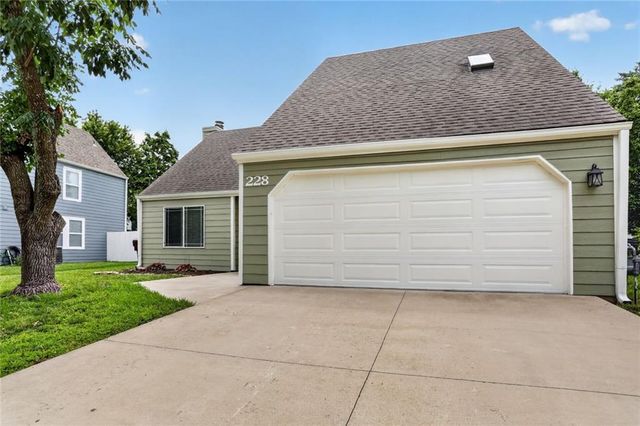 228 Deerfield Lane, Lawrence, KS 66049