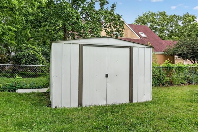 228 Deerfield Lane, Lawrence, KS 66049