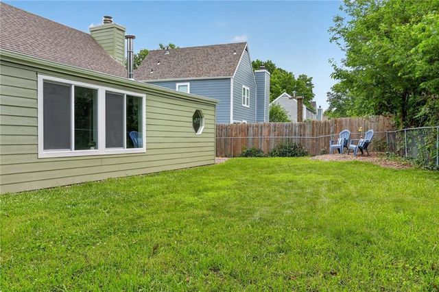 228 Deerfield Lane, Lawrence, KS 66049