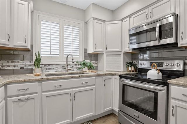 228 Deerfield Lane, Lawrence, KS 66049