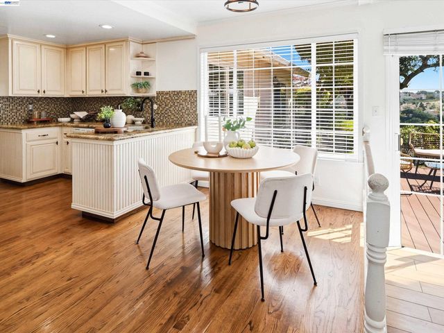 5773 Shadow Ridge Dr, Castro Valley, CA 94552