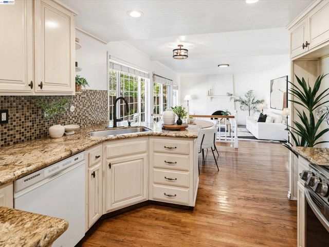 5773 Shadow Ridge Dr, Castro Valley, CA 94552