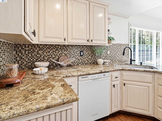 5773 Shadow Ridge Dr, Castro Valley, CA 94552