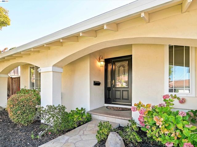 5773 Shadow Ridge Dr, Castro Valley, CA 94552