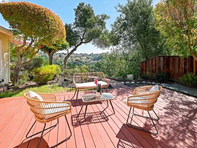 5773 Shadow Ridge Dr, Castro Valley, CA 94552