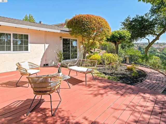5773 Shadow Ridge Dr, Castro Valley, CA 94552