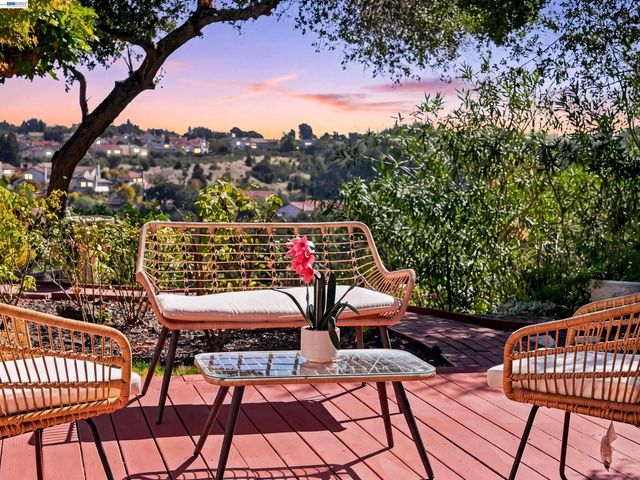 5773 Shadow Ridge Dr, Castro Valley, CA 94552