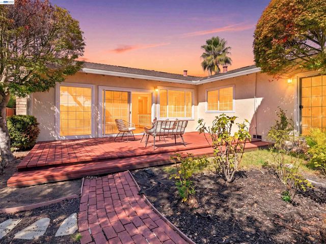 5773 Shadow Ridge Dr, Castro Valley, CA 94552