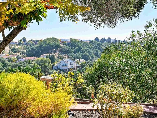 5773 Shadow Ridge Dr, Castro Valley, CA 94552