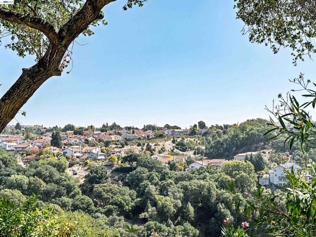 5773 Shadow Ridge Dr, Castro Valley, CA 94552