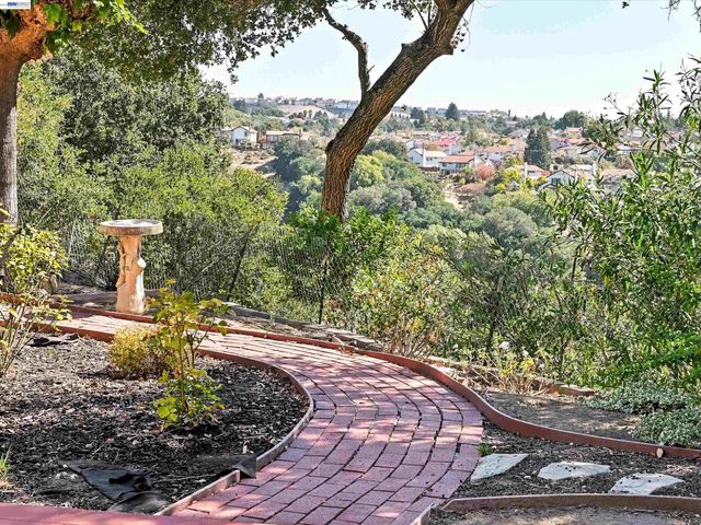 5773 Shadow Ridge Dr, Castro Valley, CA 94552