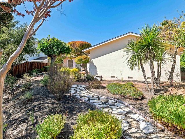 5773 Shadow Ridge Dr, Castro Valley, CA 94552