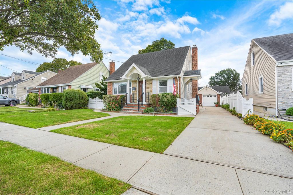 159 Raff Avenue, Mineola, NY 11501 — photo 2