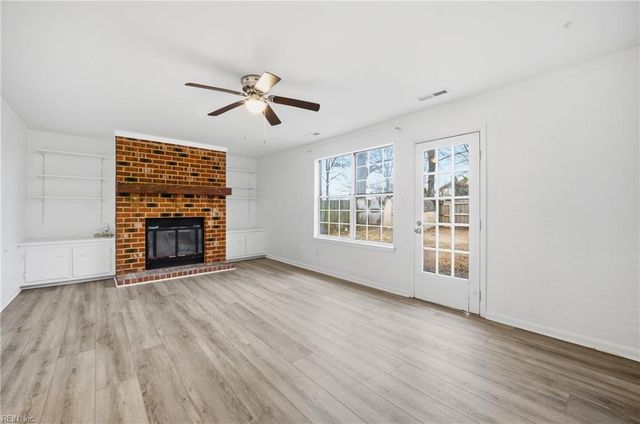 3820 Hearthside LN, Virginia Beach, VA 23453