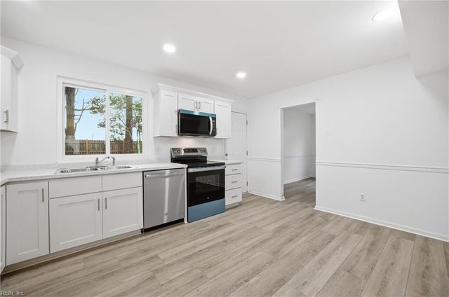 3820 Hearthside LN, Virginia Beach, VA 23453