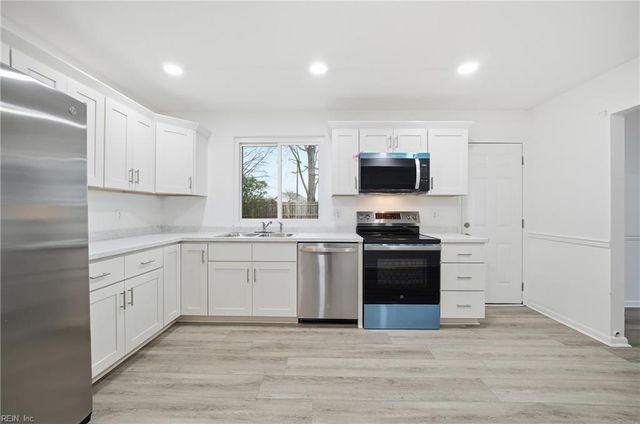 3820 Hearthside LN, Virginia Beach, VA 23453