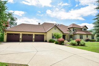 2426 Deerfield COURT, Saukville, WI 53080