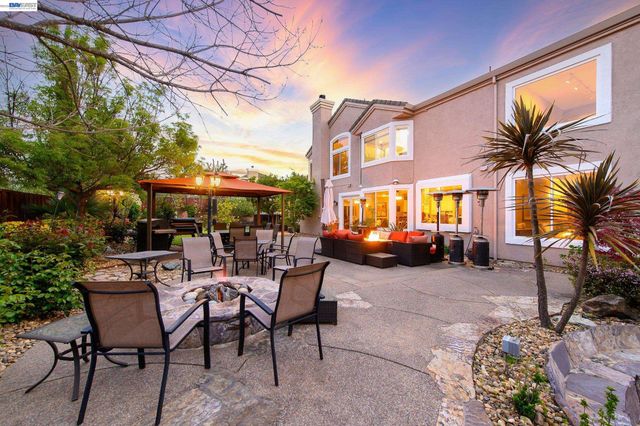 8303 Regency Dr, Pleasanton, CA 94588