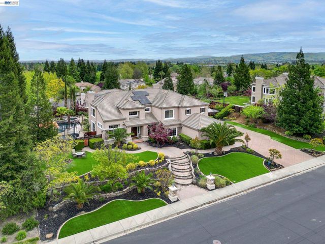 8303 Regency Dr, Pleasanton, CA 94588