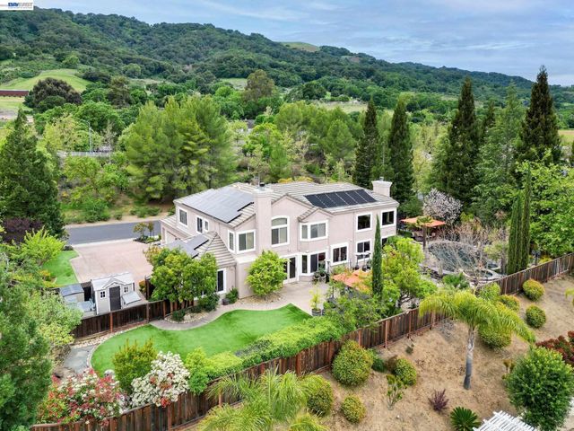 8303 Regency Dr, Pleasanton, CA 94588