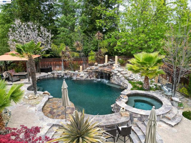 8303 Regency Dr, Pleasanton, CA 94588