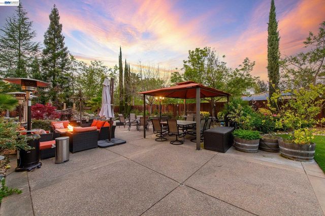 8303 Regency Dr, Pleasanton, CA 94588