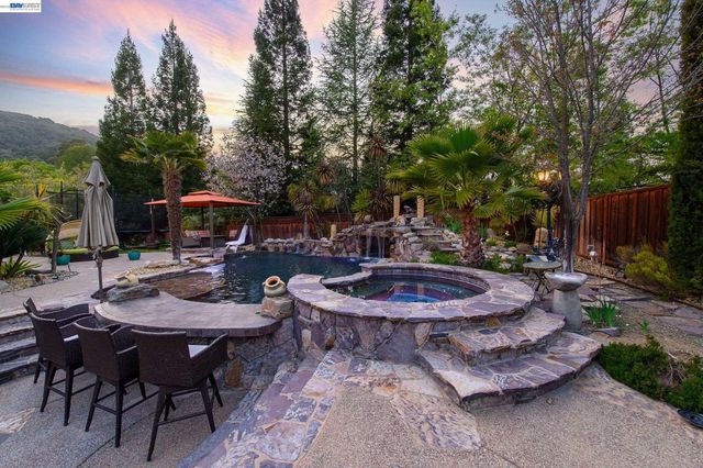 8303 Regency Dr, Pleasanton, CA 94588