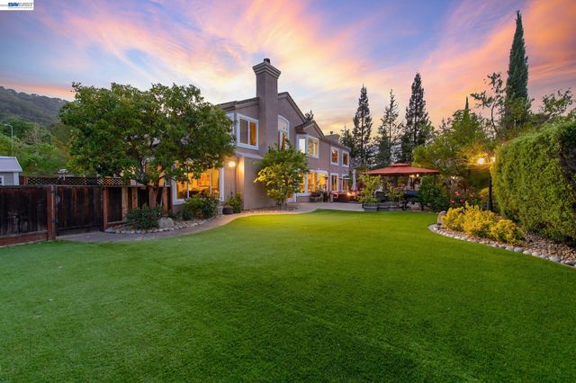 8303 Regency Dr, Pleasanton, CA 94588