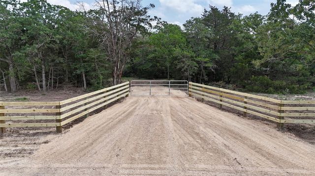 1649 Davis Road, Muldoon, TX 78949