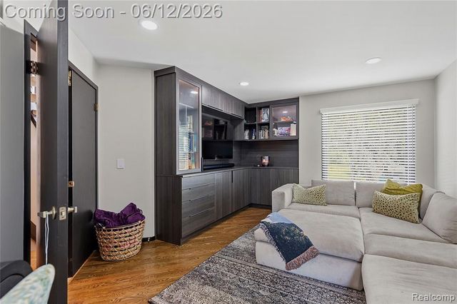 4057 Fox Lake Drive, Bloomfield Hills, MI 48302