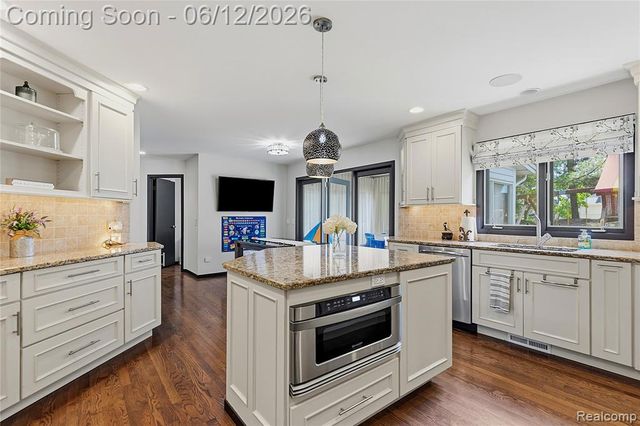 4057 Fox Lake Drive, Bloomfield Hills, MI 48302