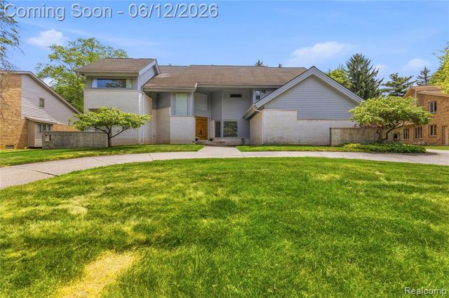 4057 Fox Lake Drive, Bloomfield Hills, MI 48302