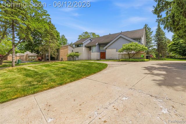4057 Fox Lake Drive, Bloomfield Hills, MI 48302