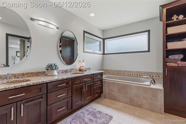 4057 Fox Lake Drive, Bloomfield Hills, MI 48302