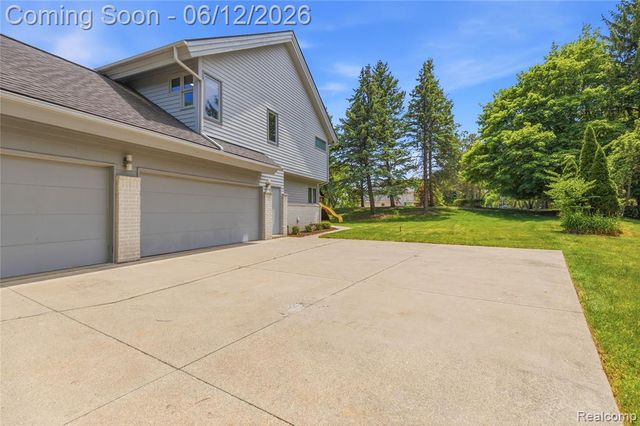 4057 Fox Lake Drive, Bloomfield Hills, MI 48302