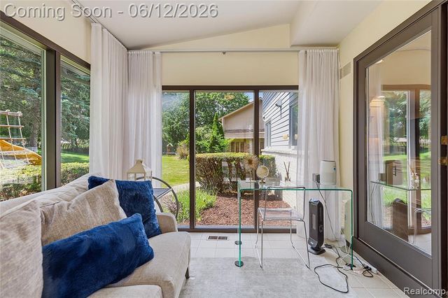 4057 Fox Lake Drive, Bloomfield Hills, MI 48302