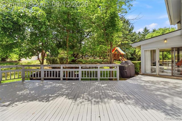 4057 Fox Lake Drive, Bloomfield Hills, MI 48302