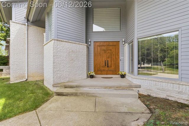 4057 Fox Lake Drive, Bloomfield Hills, MI 48302